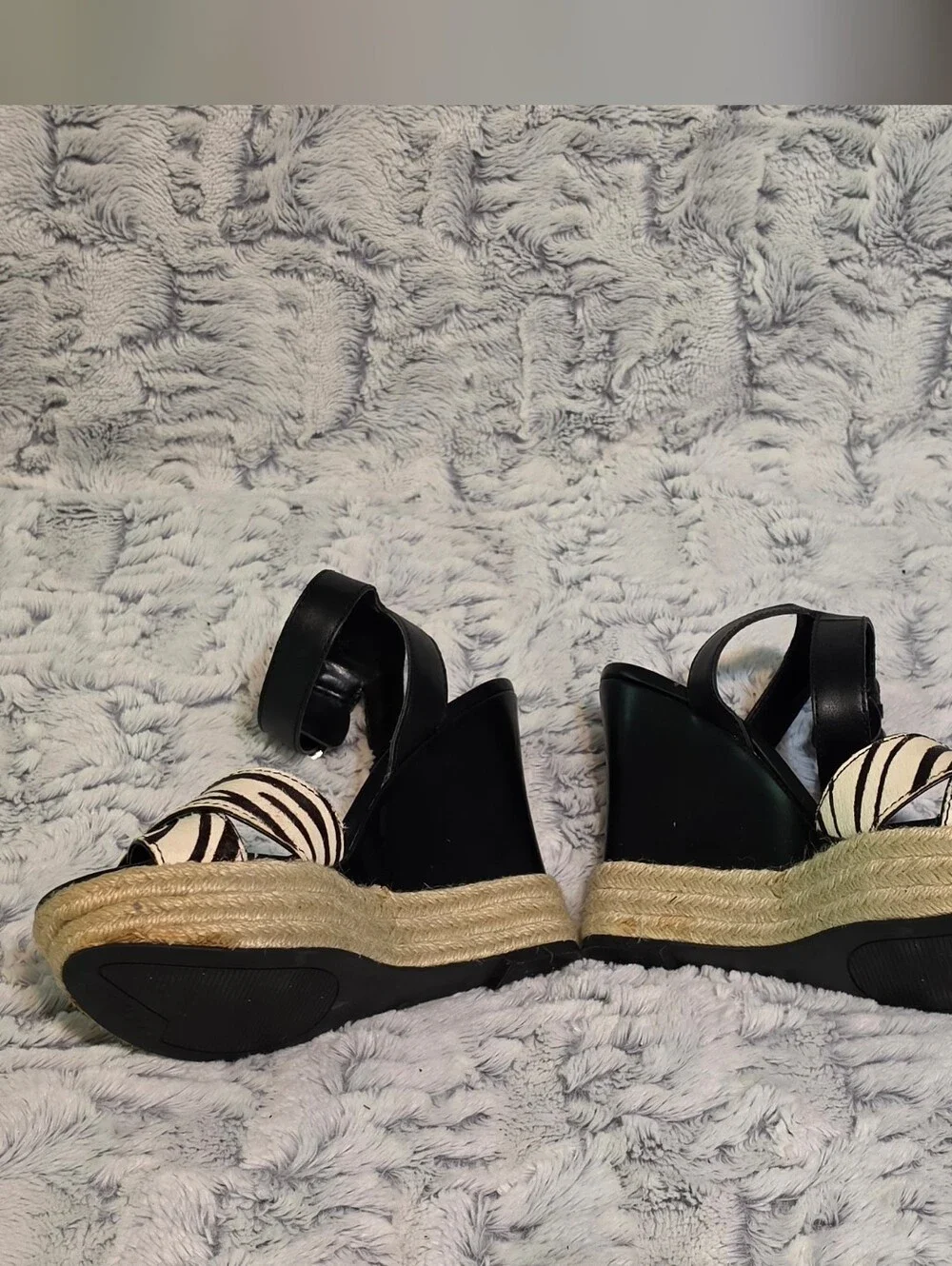 GUESS Black and White Zebra-Print 4.5